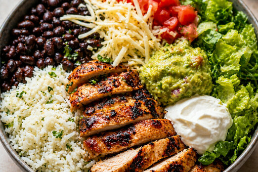 Frische Bowl mit Hähnchen, Reis, Bohnen und Gemüse zur Abholung bei La Sera 1030 Wien